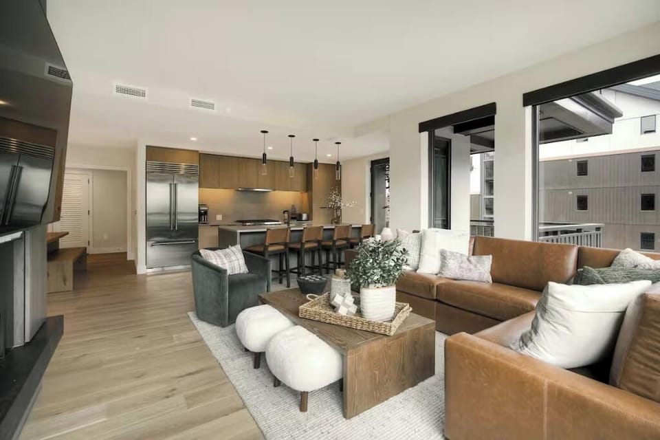 Condo (Kindred Resort Luxury Ski In, Ski Out) | Living area