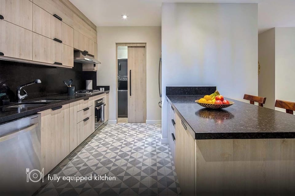 Casita Lantana | Private kitchen | Full-size fridge, microwave, toaster, blender