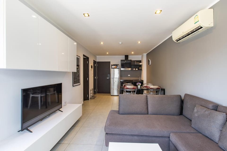 Apartment, Balcony, Mountain View | Living area