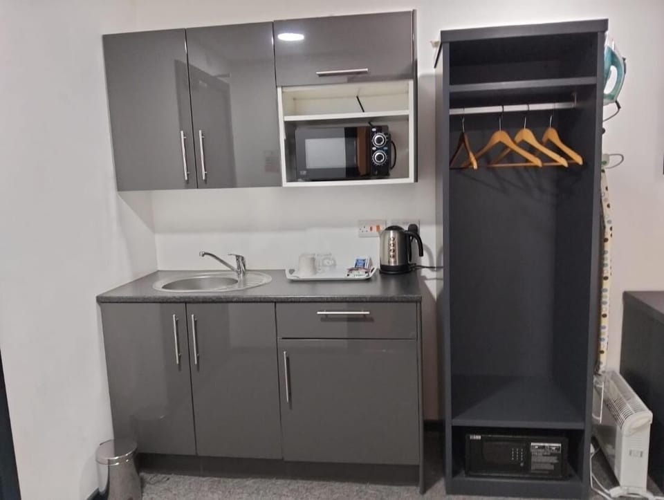 Apartment, 1 Bedroom, Smoking | Private kitchen