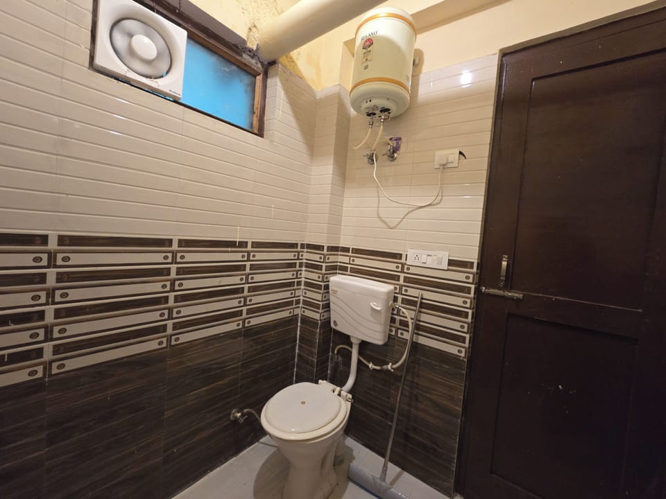 Classic Room | Bathroom | Shower, free toiletries, towels, soap