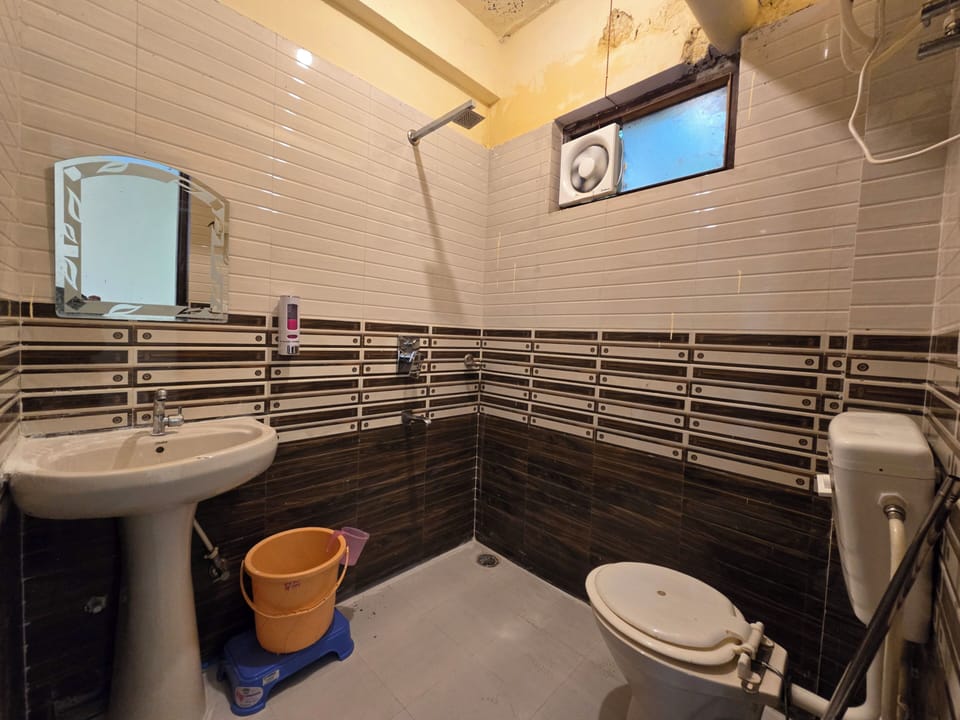 Classic Room | Bathroom | Shower, free toiletries, towels, soap