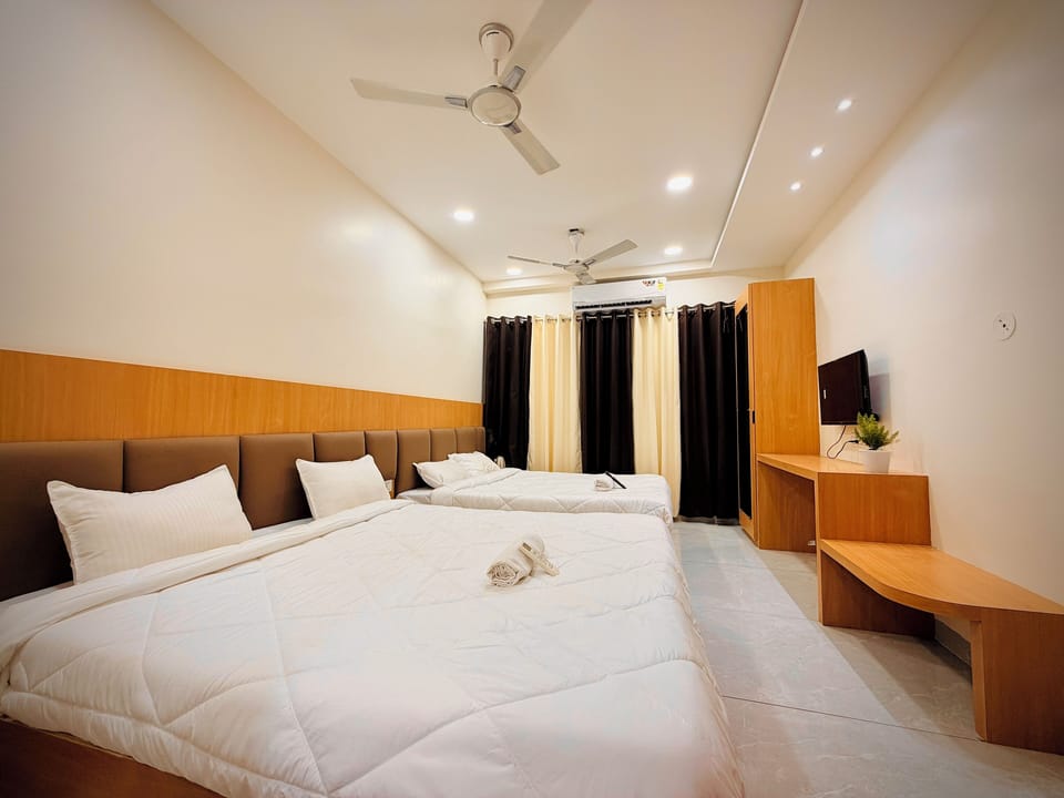 Family Room | Desk, WiFi (free), bed sheets