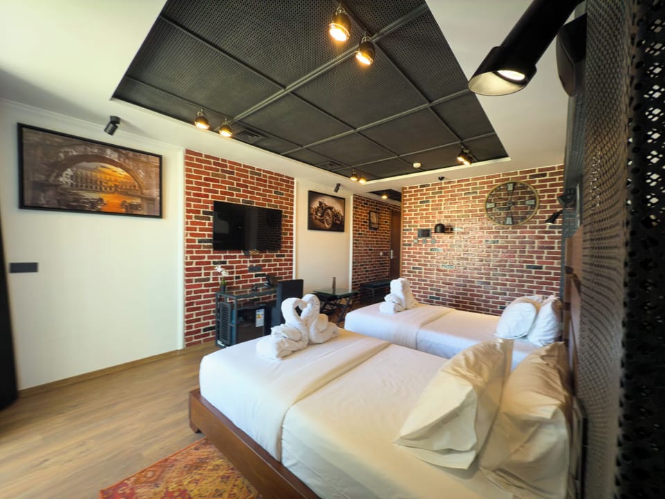 Deluxe Twin Room, City View | Soundproofing