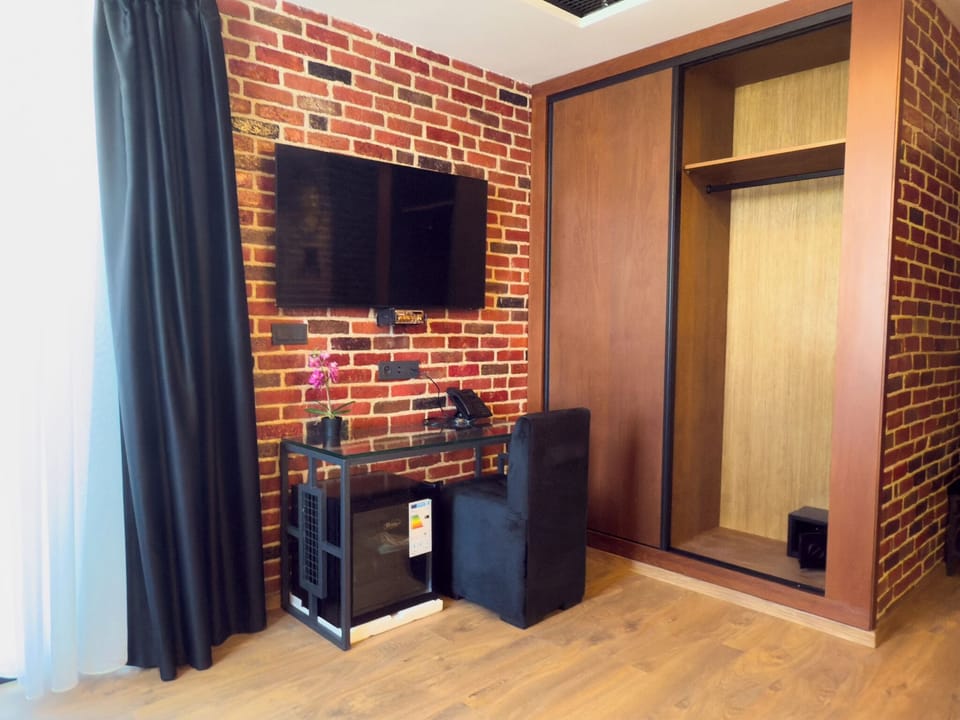 Deluxe Twin Room, City View | Soundproofing