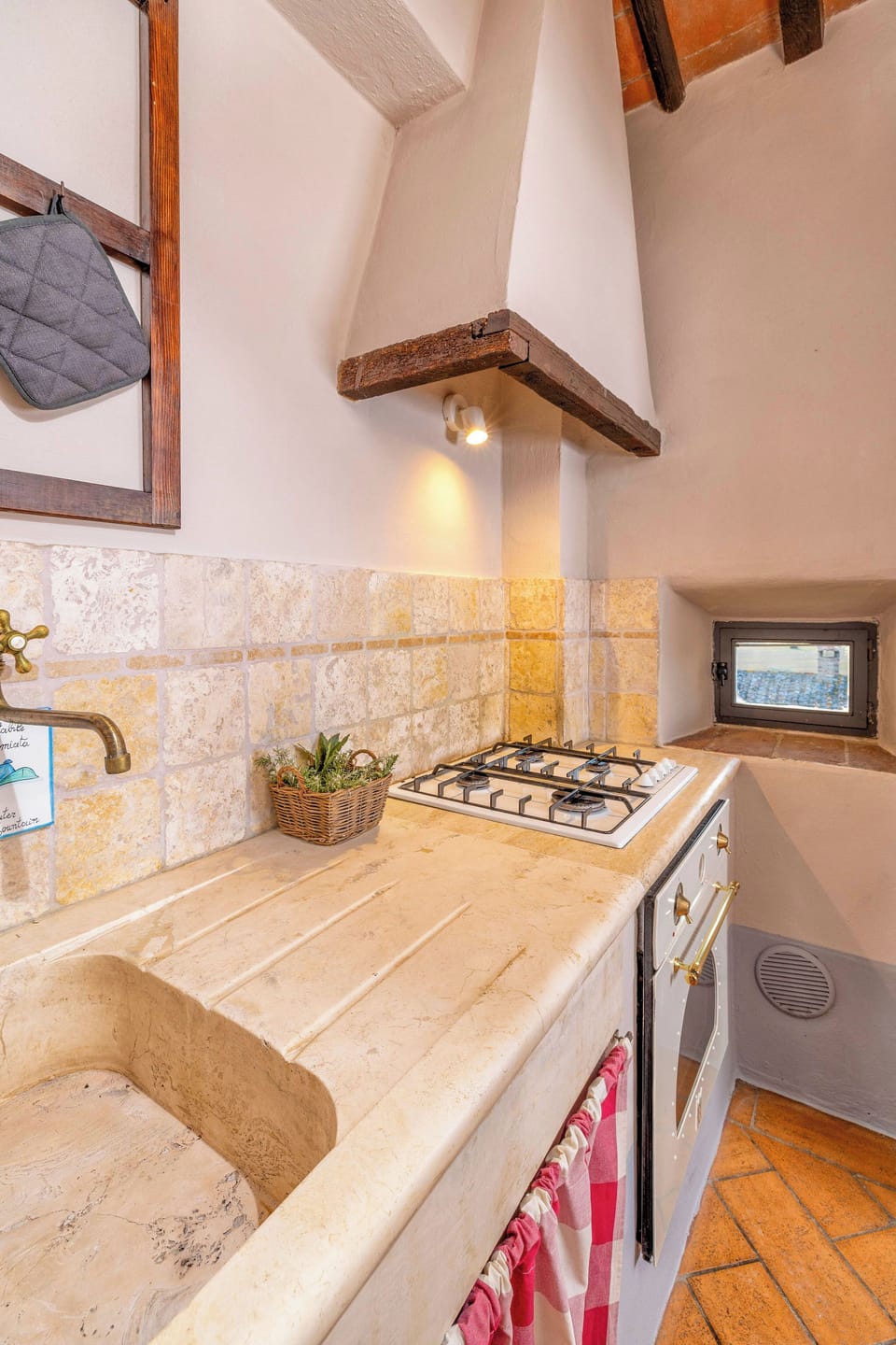 Deluxe Apartment, Hill View | Private kitchen | Highchair