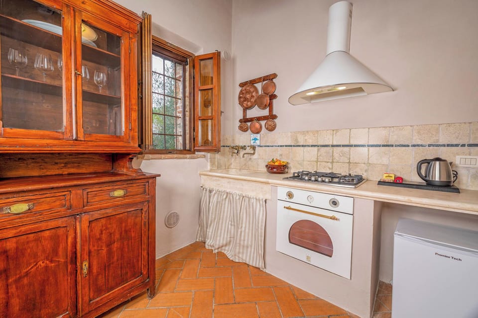 Deluxe Apartment, Garden View | Private kitchen | Highchair