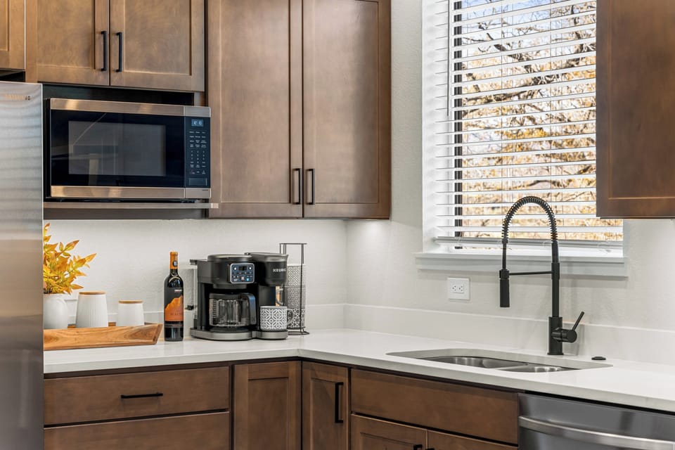 Basic House, Balcony | Private kitchenette