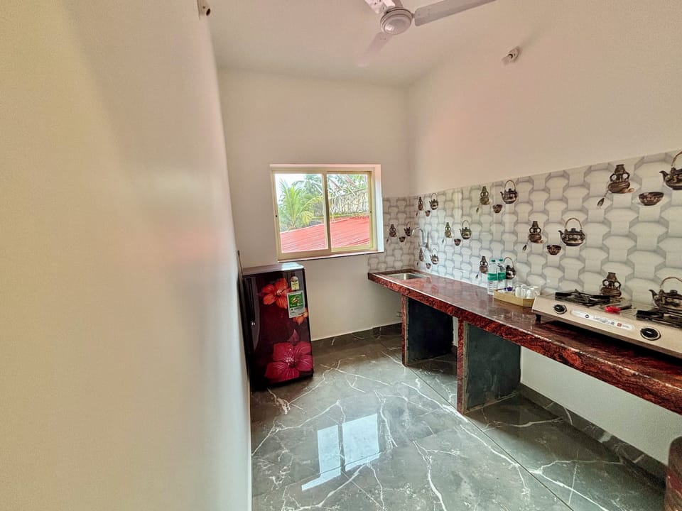 Fridge, dishwasher, cookware/dishes/utensils