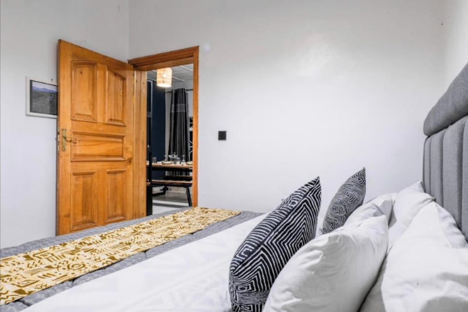 Executive Suite | Egyptian cotton sheets, premium bedding, memory foam beds, desk