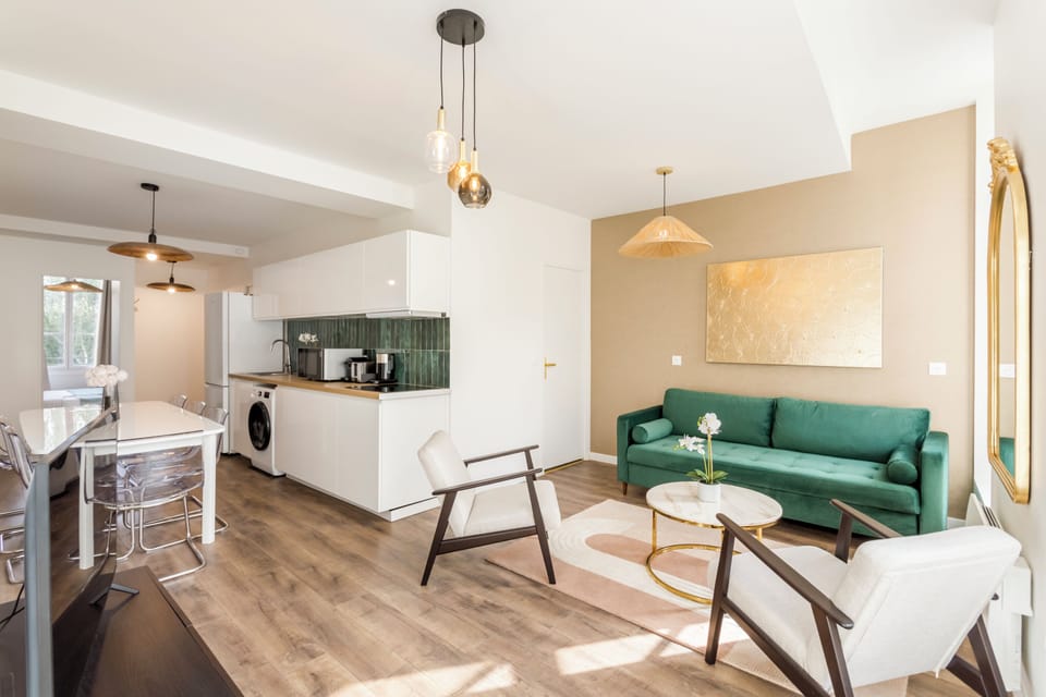 Apartment | Living area | 32-inch Smart TV with cable channels, Netflix, streaming services