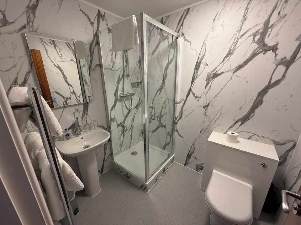 Comfort Double or Twin Room, Garden View | Bathroom | Towels, soap, shampoo, toilet paper