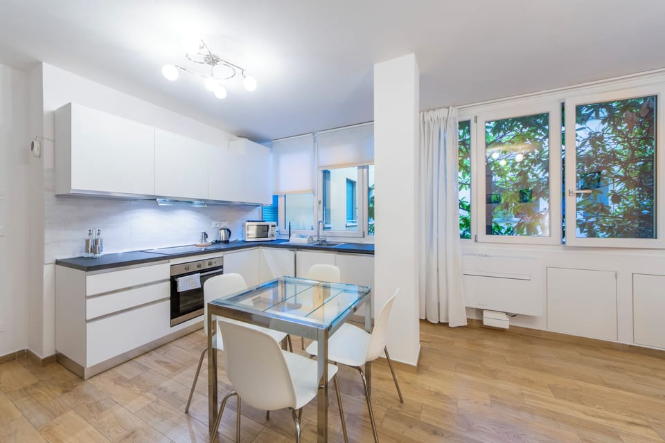 Apartment | Living area | Flat-screen TV