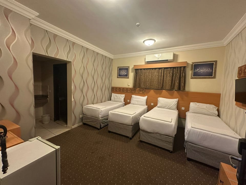 Deluxe Quadruple Room | Desk, soundproofing, free WiFi, bed sheets