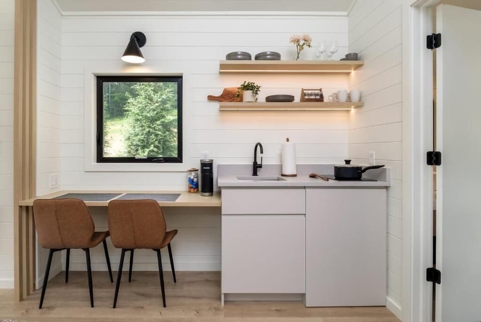 Deluxe Cabin, Garden View | Private kitchenette | Coffee/tea maker