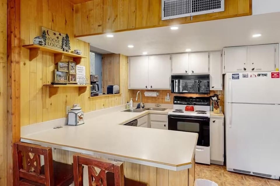Condo, 1 Queen Bed, Mountain View (Summit House East 1 Bed Loft 2 Bath S) | Private kitchen | Oven, toaster, ice maker, paper towels