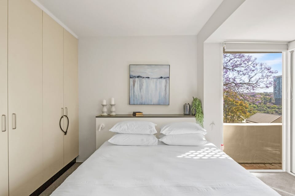 2-bed Harbourside Home With Views in Fab Location Apartment in Sydney