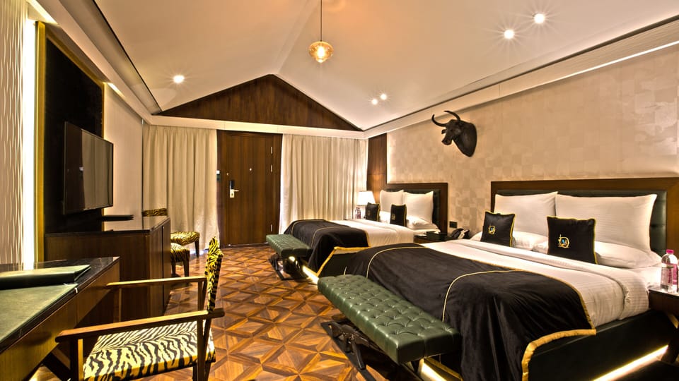 Glamping Tent | In-room safe, iron/ironing board, rollaway beds, free WiFi