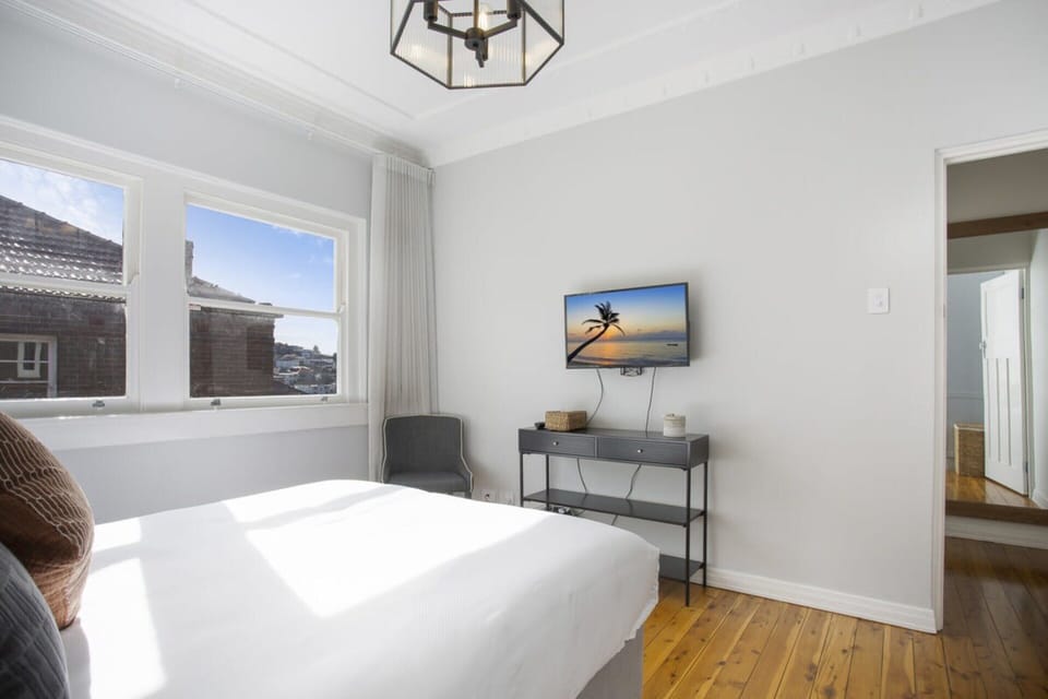 Coastal Living Just Metres From Coogee Beach Apartment in Sydney