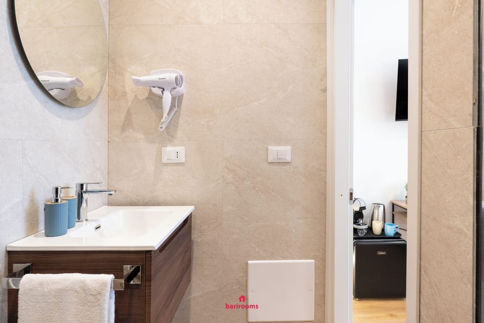 Deluxe Double Room | Bathroom | Shower, hair dryer, towels, soap