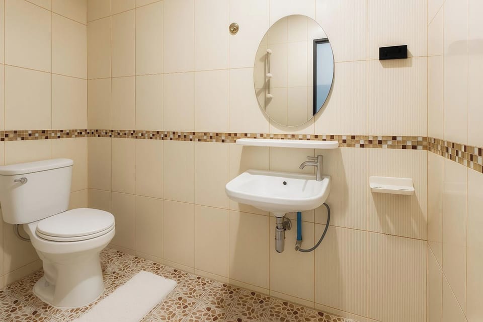 Standard Double Room | Bathroom | Shower, free toiletries, hair dryer, towels
