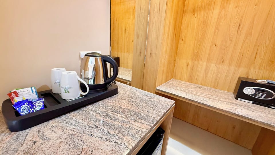 Coffee/tea maker, electric kettle