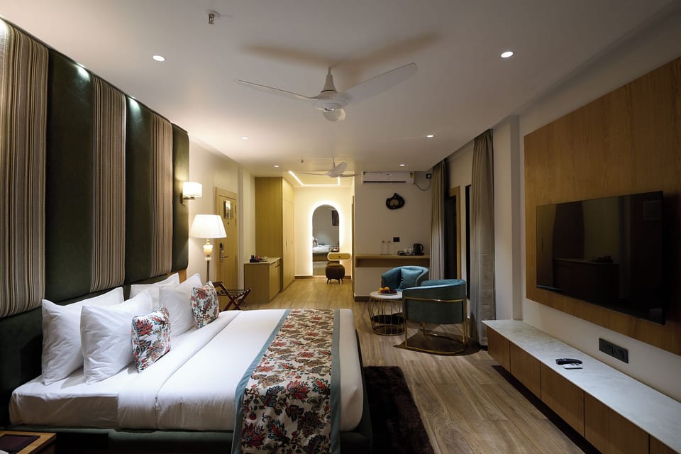 Suite, City View | Laptop workspace, iron/ironing board, WiFi (free)