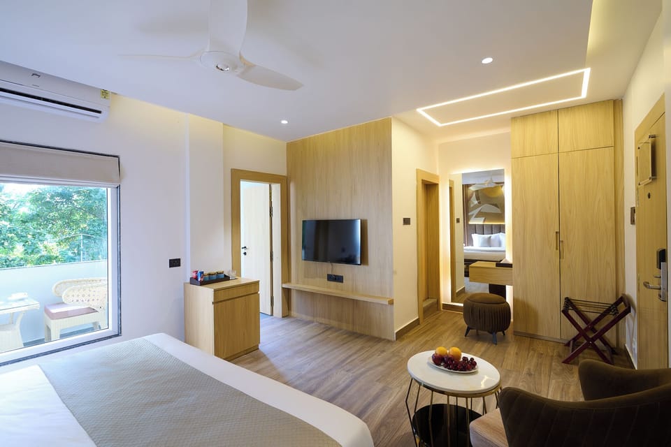 Executive Room, 1 King Bed | Laptop workspace, iron/ironing board, WiFi (free)