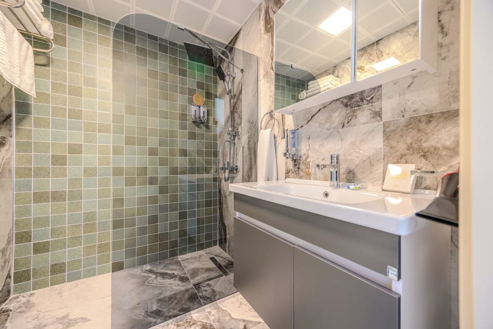 Family Room | Bathroom | Shower, free toiletries, hair dryer, slippers