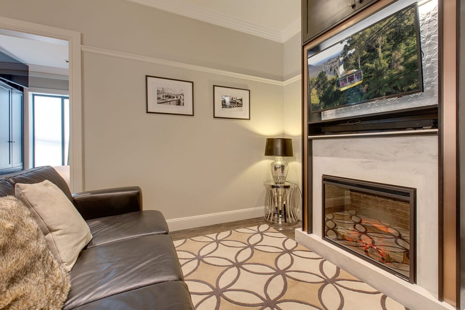 Apartment | Living room | Fireplace