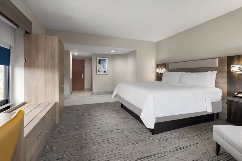 Standard Room, 1 King Bed (Extra Floor Space) | In-room safe, desk, iron/ironing board, free WiFi