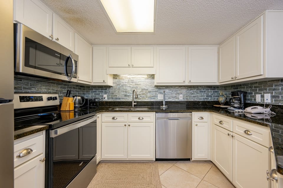 Condo, 2 Bedrooms | Private kitchen | Fridge, oven, coffee/tea maker