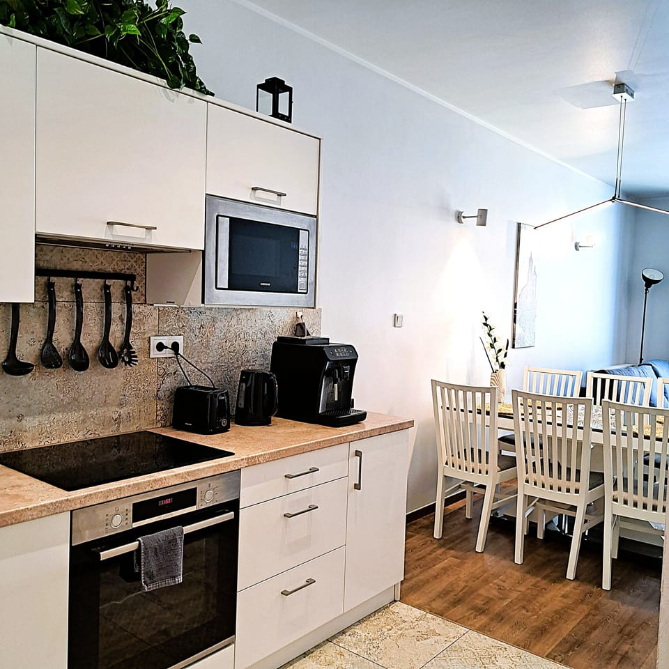 Deluxe Apartment, City View | In-room dining