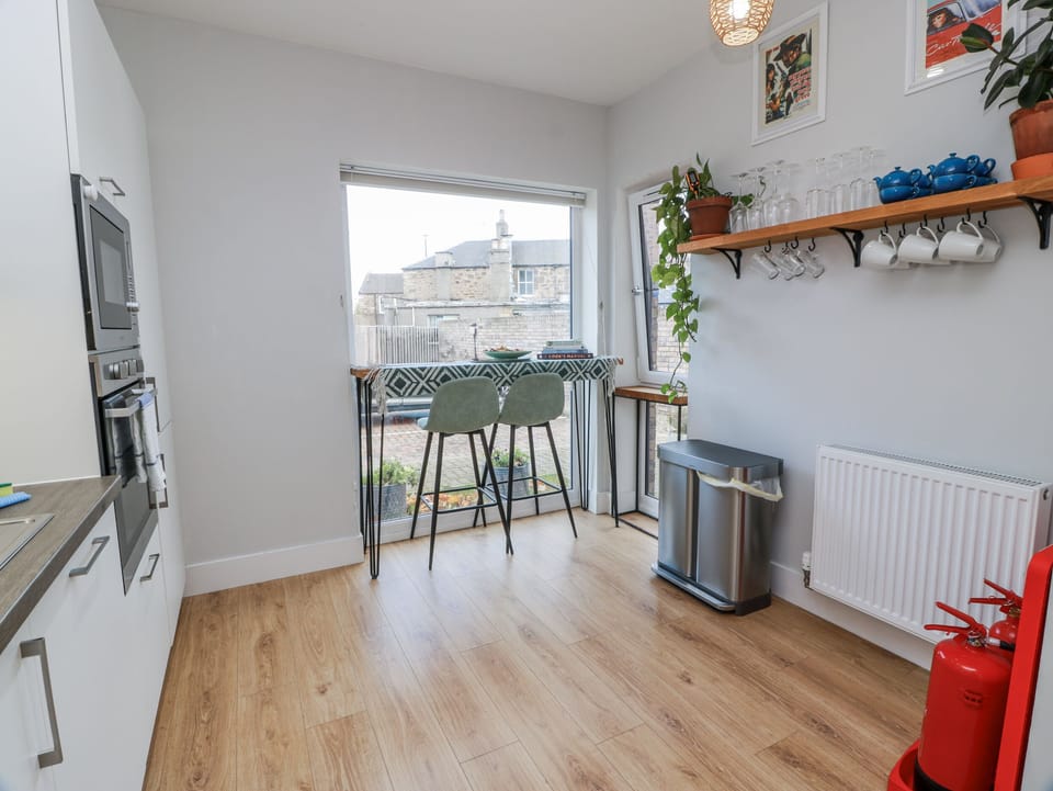 Cottage | Private kitchen | Dishwasher, cookware/dishes/utensils