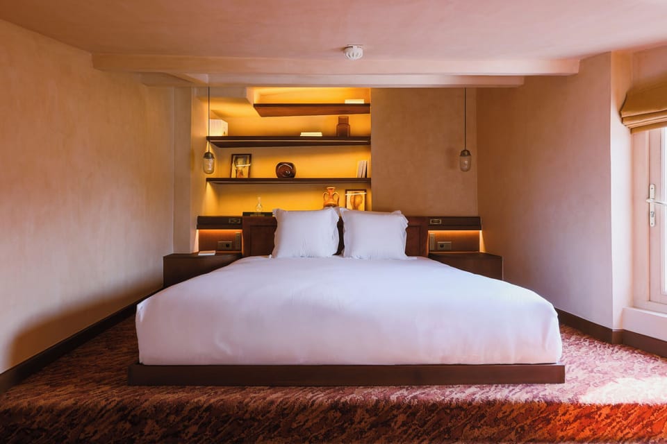 Premium Suite, City View (CONFIDENTIEL-6) | Minibar, individually decorated, individually furnished, desk