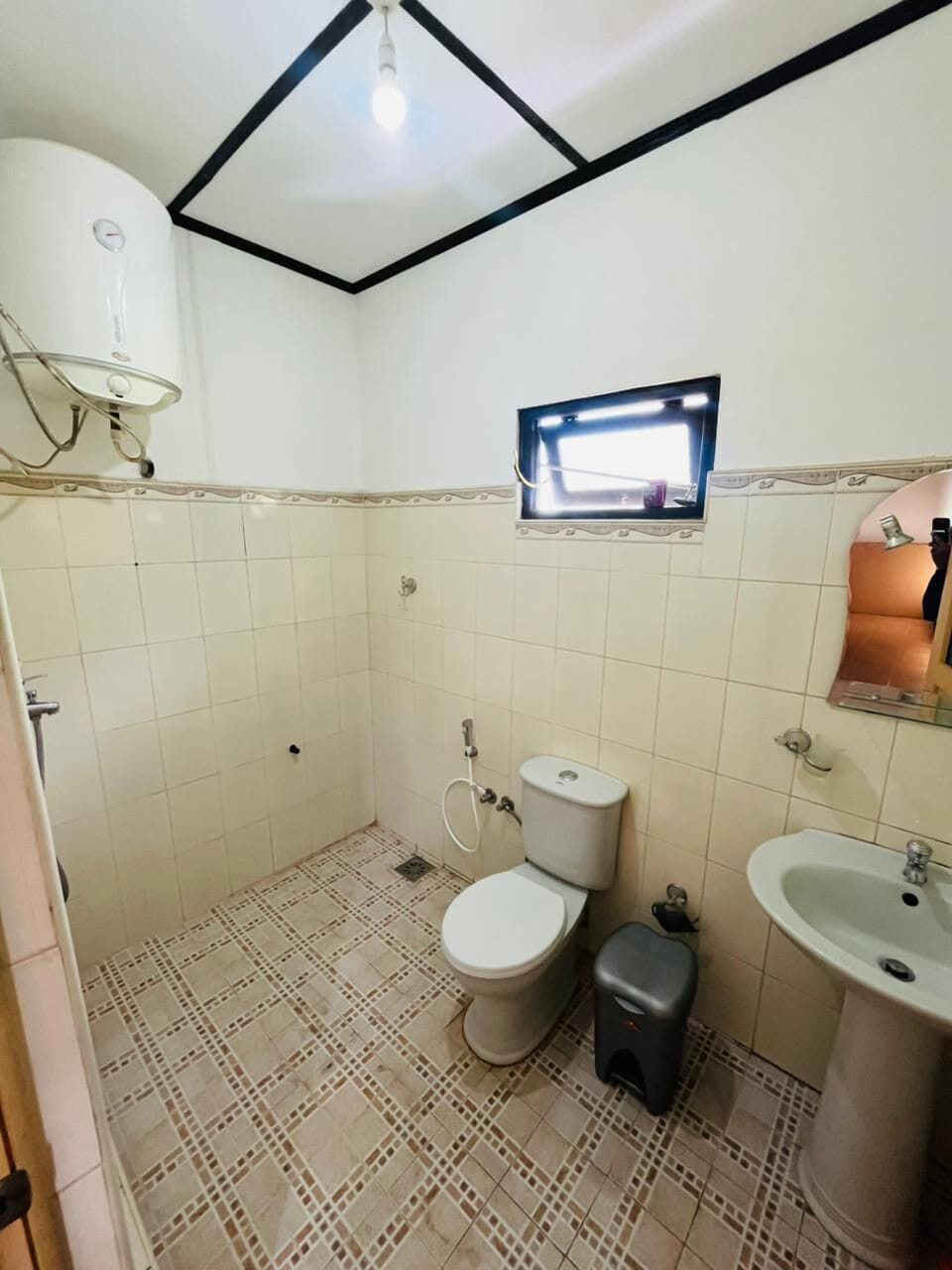 Comfort Double Room, Non Smoking | Bathroom | Shower, towels, soap, shampoo