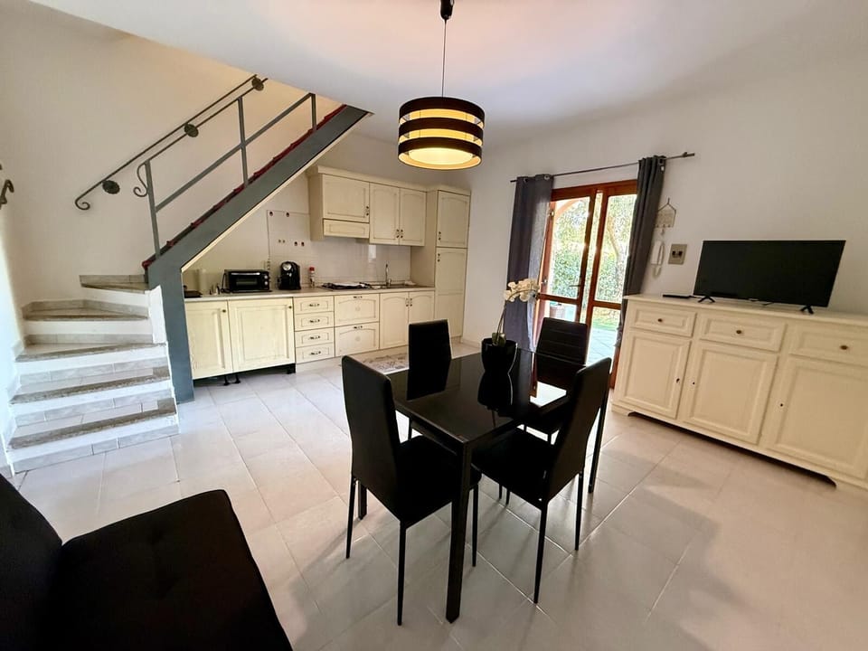 House | Living area | 43-inch flat-screen TV with cable channels