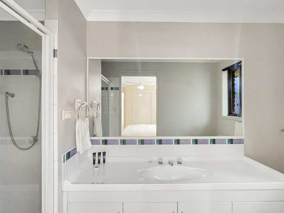 Our Haven: 4-bed Escape Near Beach & Mogo Trails Apartment in Batemans Bay