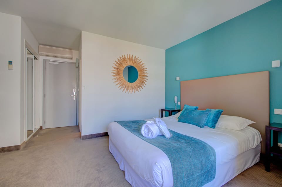 Minibar, in-room safe, desk, iron/ironing board