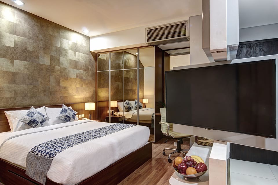Premium Contemporary | Minibar, in-room safe, desk, soundproofing