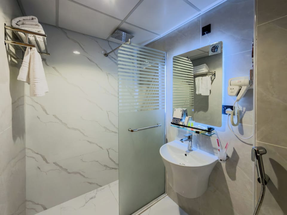 Combined shower/tub, hair dryer, slippers, bidet