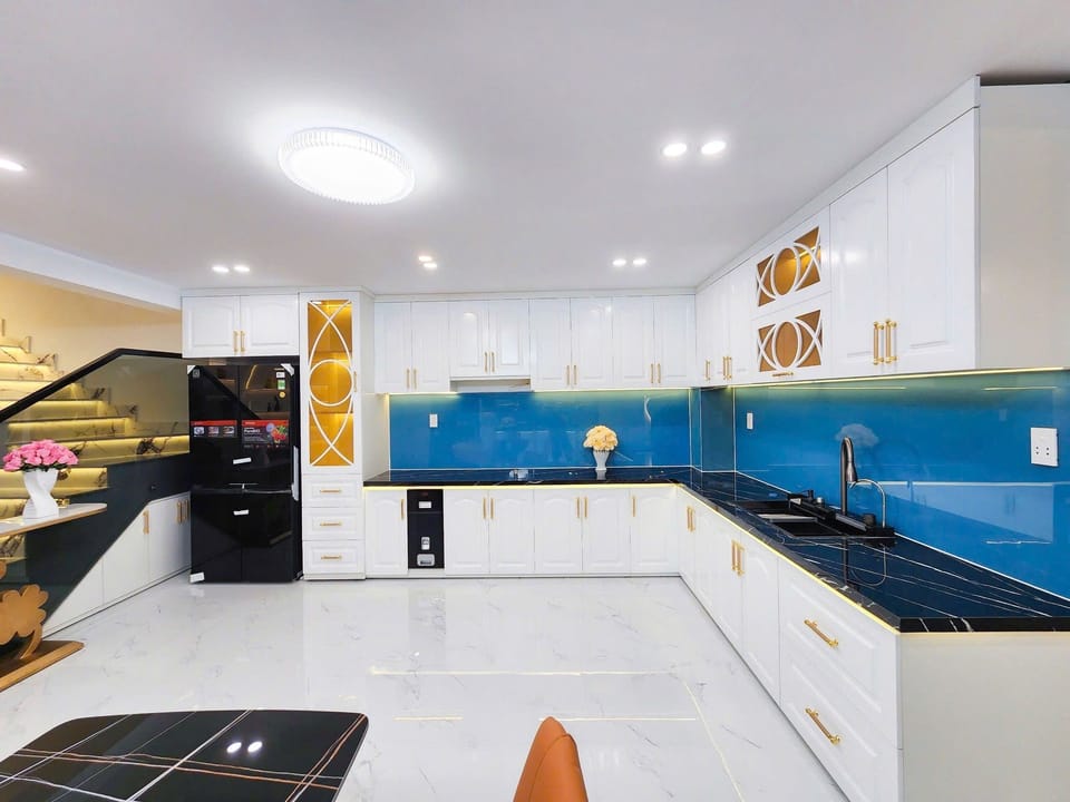 Deluxe Room, Balcony, City View | Private kitchen | Microwave, cookware/dishes/utensils