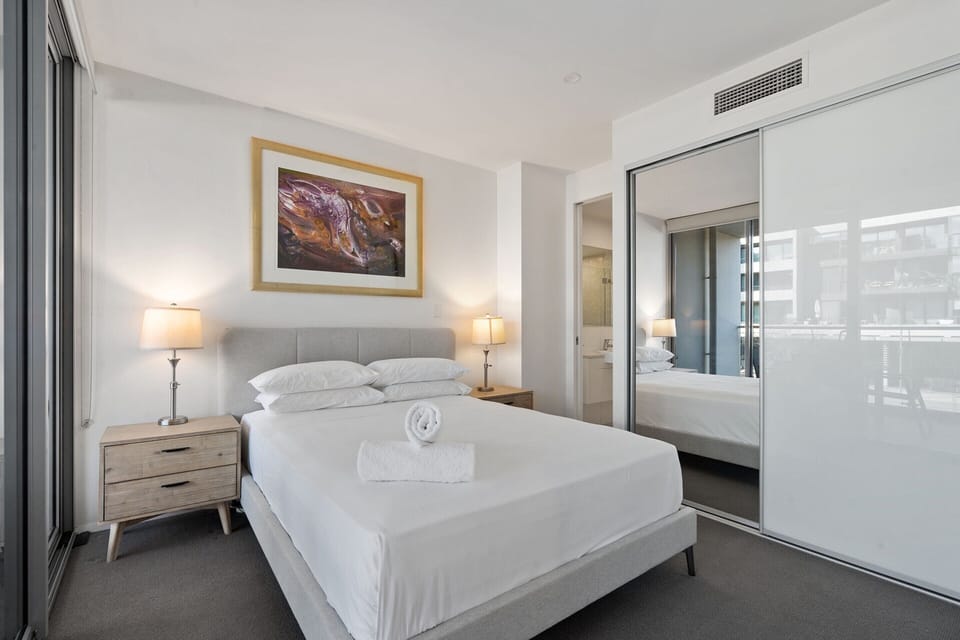 Spacious Lakefront Apartment With Pool Access Apartment in Canberra