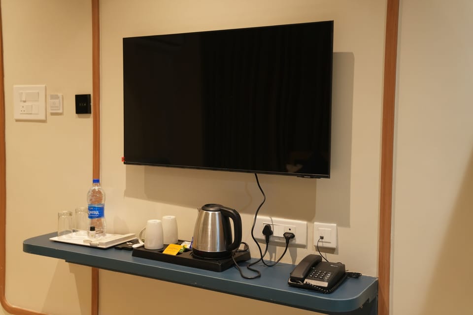 Laptop workspace, soundproofing, iron/ironing board, free WiFi