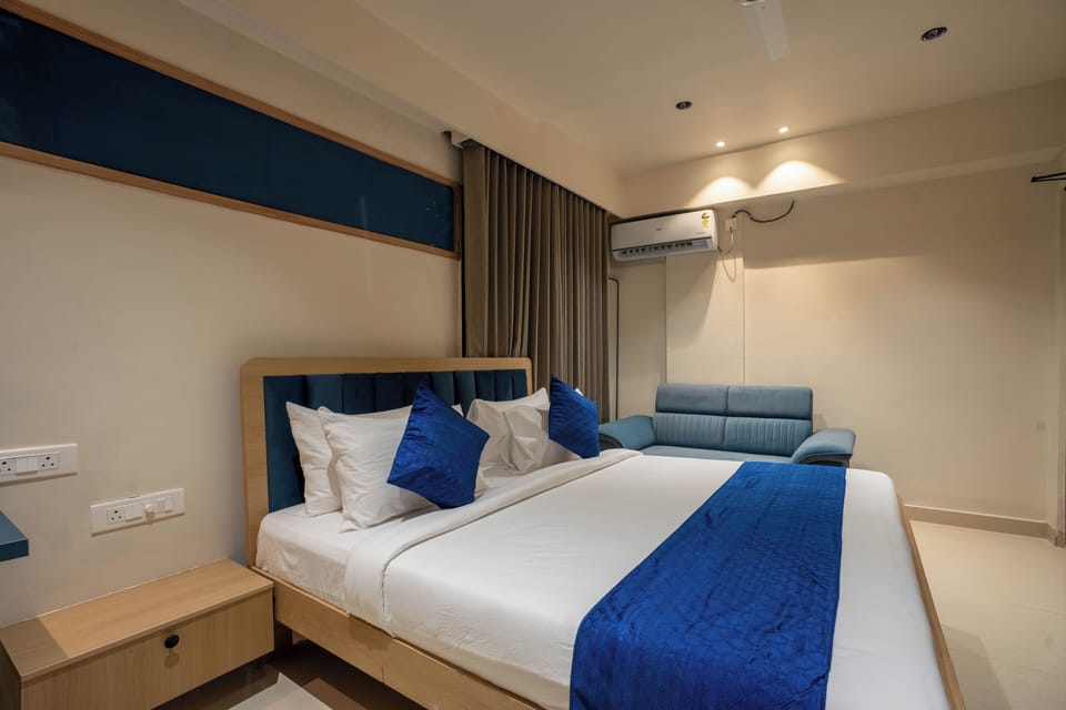 Superior Double Room | Laptop workspace, soundproofing, iron/ironing board, free WiFi