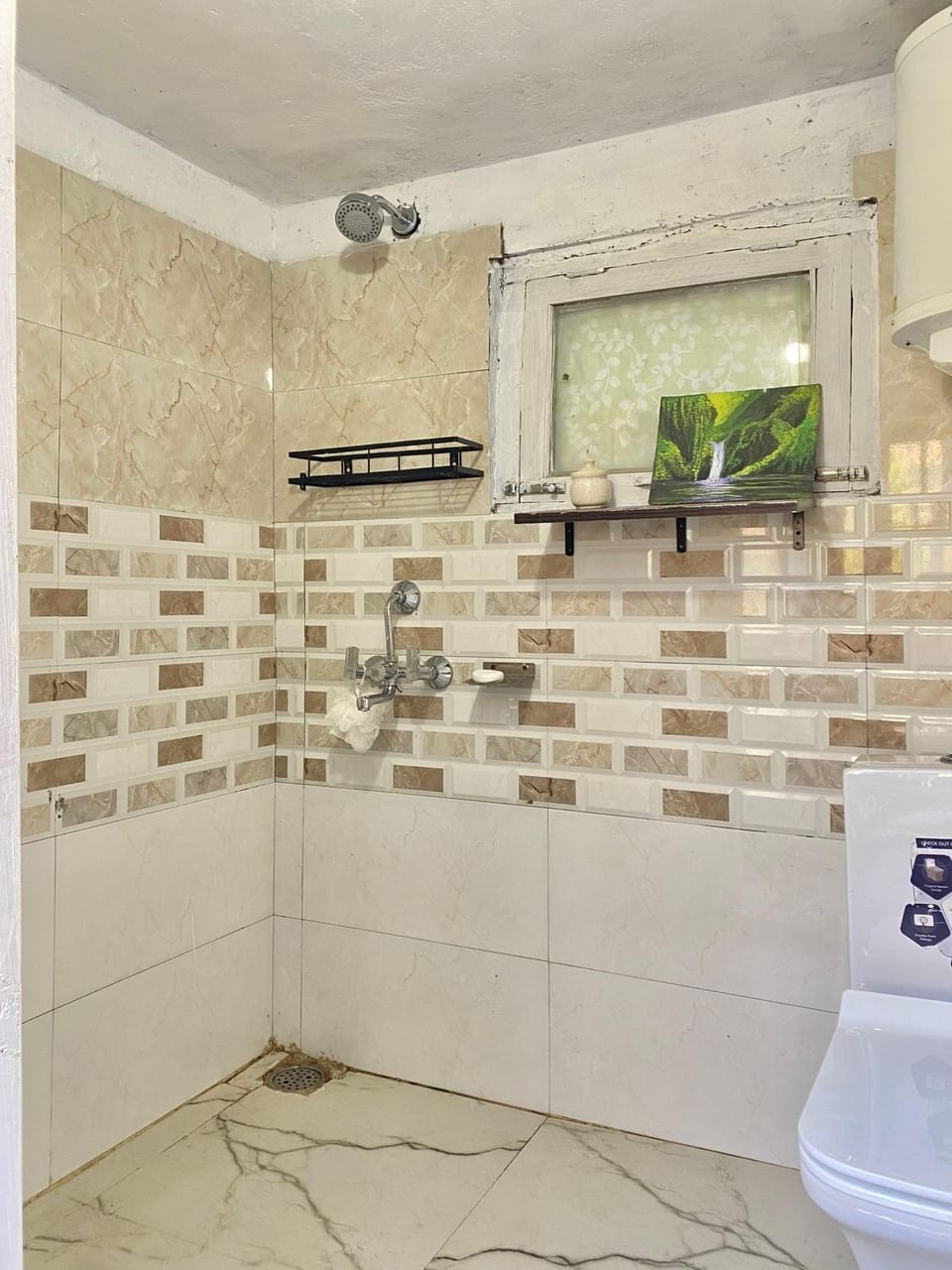 Comfort Shared Dormitory | Bathroom | Shower, rainfall showerhead, free toiletries, hair dryer