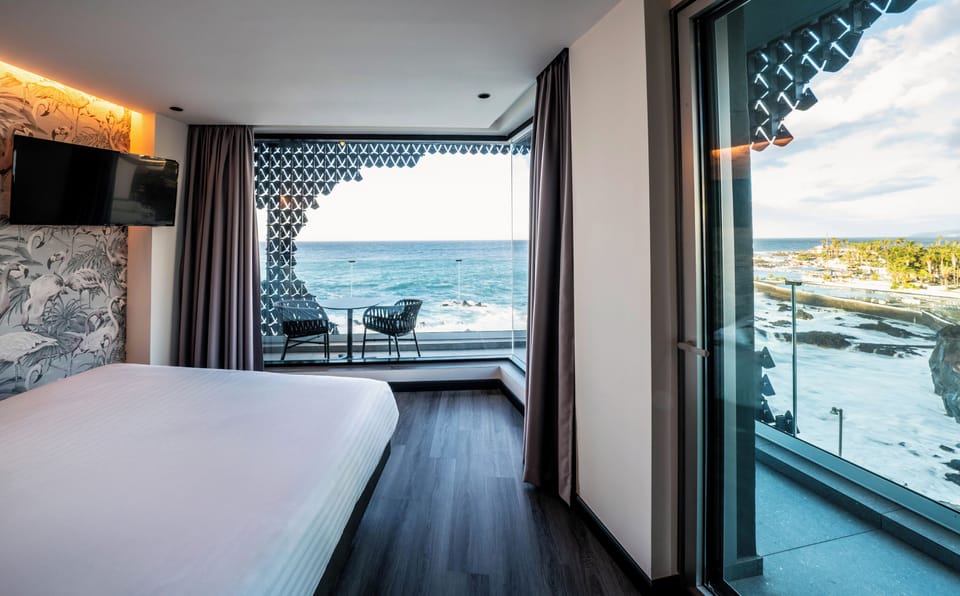 Club Room | Premium bedding, down comforters, desk, blackout drapes