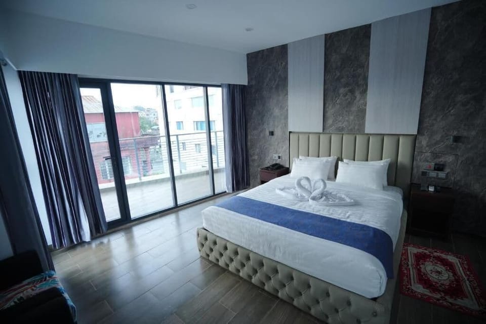 Luxury Suite | Desk, free WiFi
