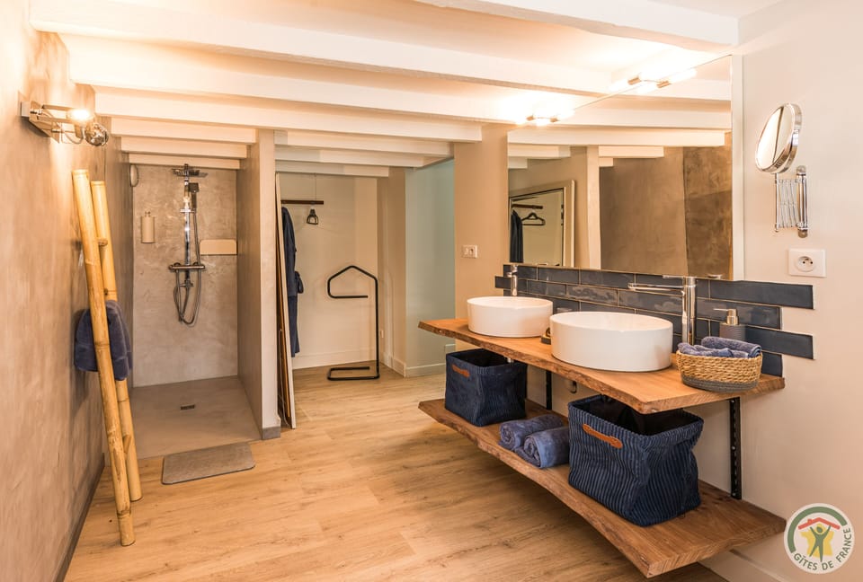 Comfort Triple Room, Garden View | Bathroom | Bathrobes, towels