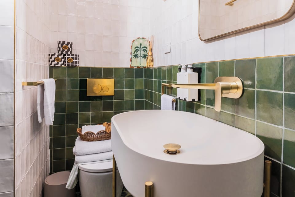 Shower, rainfall showerhead, free toiletries, hair dryer